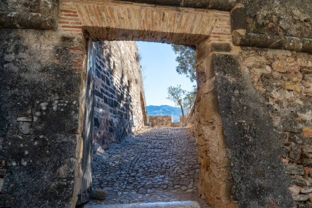 wejście do castel denia, hiszpania - castel zdjęcia i obrazy z banku zdjęć