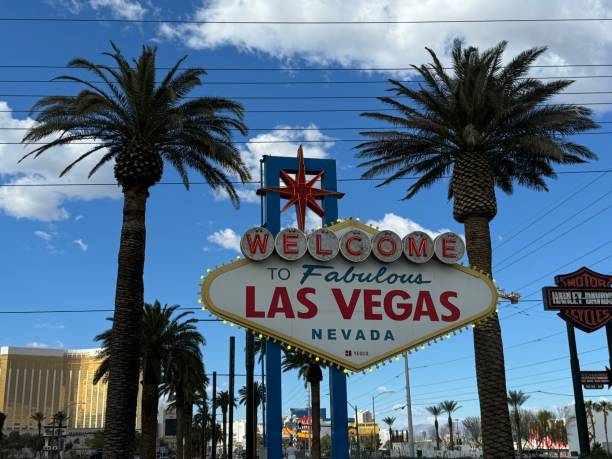 welcome to fabulous las vegas sign. - welcome to fabulous las vegas sign fotos imagens e fotografias de stock