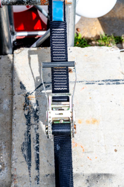 close-up de um equipamento de fixação de cinta de amarração de catraca - tiedown - fotografias e filmes do acervo