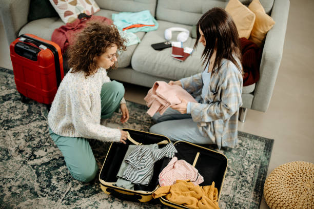 istock Sisters are packing at home 2127736844