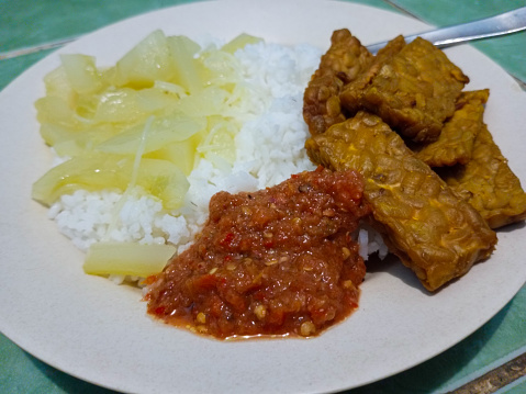 The menu for breakfast, consists of several side dishes, such as Tempe, sayur and sambal. Certainly healthy, to increase immunity