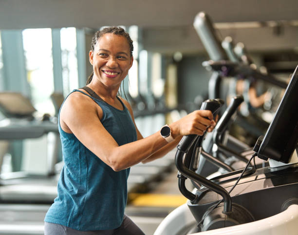 gimnasio deporte fitness ejercicio salud mujer saludable cinta de correr entrenamiento equipo para correr máquina de ajuste entrenamiento activo actividad atleta cardio carrera elíptica entrenador elíptico - ejercicio anaeróbico fotografías e imágenes de stock
