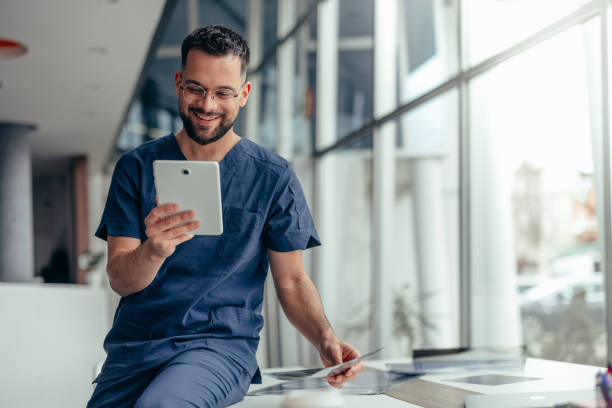fotografii de stoc, fotografii și imagini scutite de redevențe cu tabletă, asistență medicală și medicamente cu o asistentă medicală care face cercetări într-un spital pentru sănătate sau tratament. - asistentă medicală de sex masculin