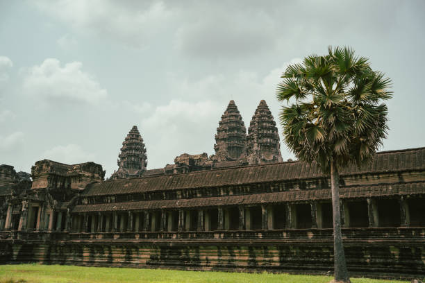 カンボジアのアンコールコンプレックスで午後のアンコールワット寺院 - ancient angkor wat footpath stone ストックフォトと画像