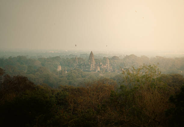 夕暮れ時のアンコールコンプレックスカンボジアの午後のアンコールワット寺院 - ancient angkor wat footpath stone ストックフォトと画像
