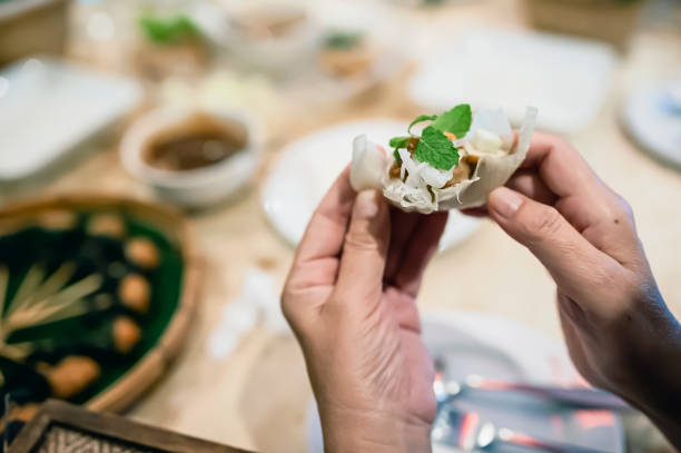 Nam Nueng, a Vietnamese dish, is a dish consisting of vegetable dough, salad, raw bananas, chili, garlic, and pork, then topped with a sweet dipping sauce.