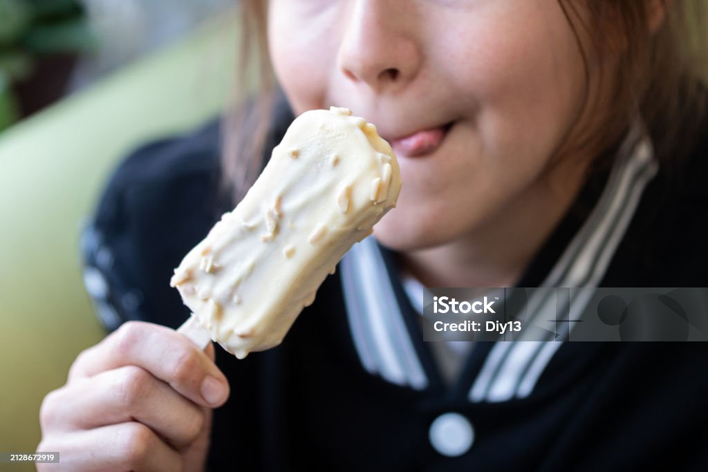 aasialainen tyttö avaa leveän suun syömällä jäätelöä - Rojaltivapaa avainsanalla Jäätelö ja tyyppiä Kuvapankin valokuva aasialainen tyttö avaa leveän suun syömällä jäätelöä - Rojaltivapaa avainsanalla Jäätelö ja tyyppiä Kuvapankin valokuva