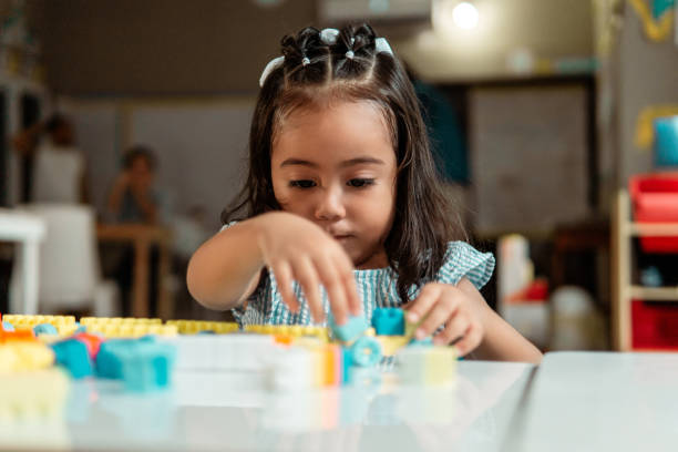 portrait of latin american little child playing with colored block - preschooler child playing latin american and hispanic ethnicity fotografías e imágenes de stock