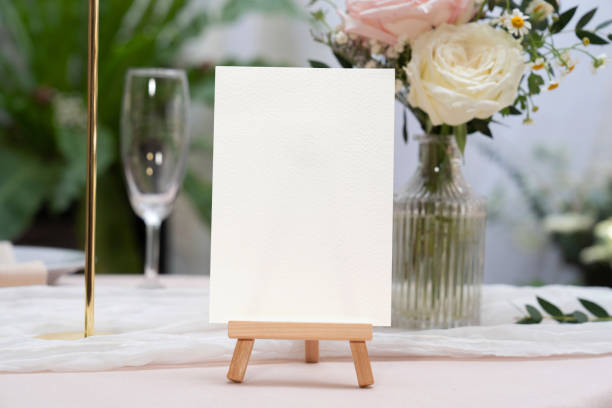 mockup white blank space card, for greeting, table number, wedding invitation template on wedding table setting background. - clipping path wedding invitation invitation message stock-fotos und bilder
