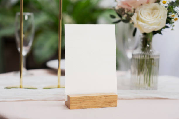 mockup white blank space card, for greeting, table number, wedding invitation template on wedding table setting background. - clipping path wedding invitation invitation message stock-fotos und bilder