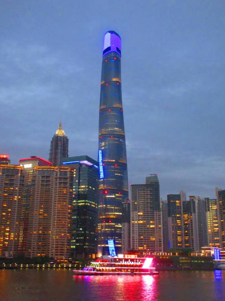 shanghai tower: china's tallest building/skyscraper - shanghai tower foto e immagini stock