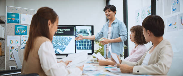 riunione di brainstorming del team di uomini d'affari asiatici in un ufficio aziendale sostenibile. presentazione pianificazione di progetti esg, generazione di energia da pannelli solari. tutela dell'ambiente, business responsabile - video conference foto e immagini stock