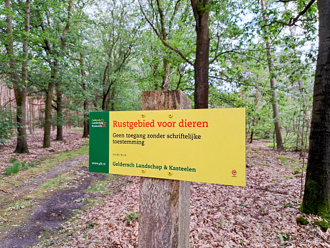 Sign prohibiting entry due to its resting area for animals on the Veluwe near Hattem van Natuurmonumenten