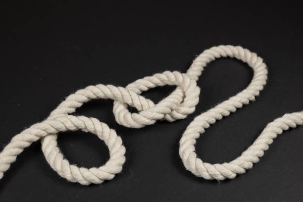 rope with a knot on dark background - fotos de ahorcamiento fotografías e imágenes de stock