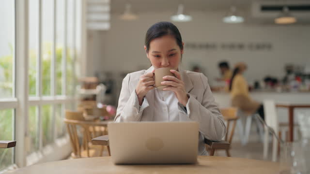 Businesswoman using laptop at Coffee