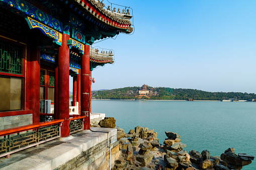 Through a corner of Hanxu Hall located in Nanhu Island in Kunming lake, people can appreciate the beauty of the Tower of Buddhist Incense, the main building of the Summer Palace, which is also the traditional symbolization of Chinese beauty.