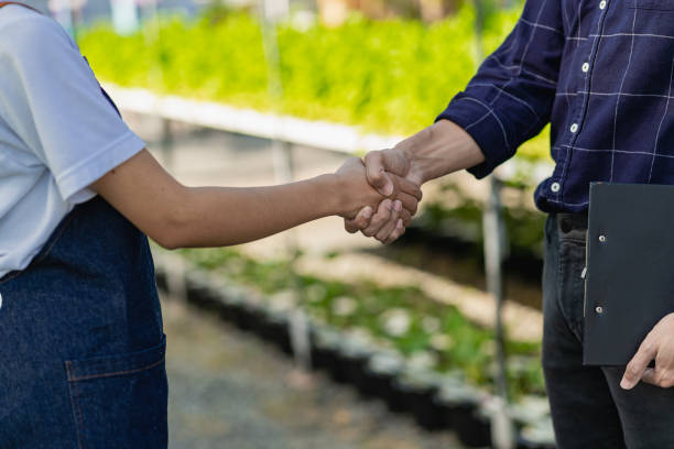 landwirtschaft, landwirtschaft und landwirtschaftlicher handschlag für geschäftsvereinbarung, partnerschaft oder landwirtschaftliche betriebsvereinbarung, händeschütteln für vertrauen, teamarbeit. - business document achievement farm stock-fotos und bilder