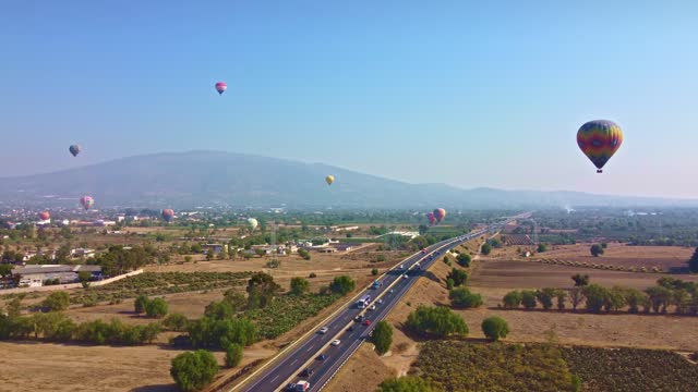 Amazing Aerial Footage of Hot Air Balloons in Teotihuacan during the sunrisse, sun pyramid