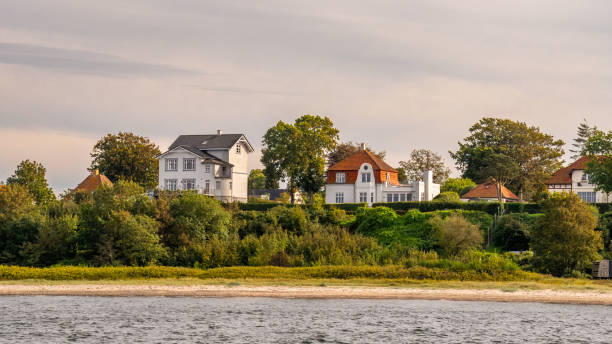 デンマーク南部、フュン、ストリブのリトルベルト海峡沿いの一戸建てのウォーターフロントの家々 - denmark house villa detached house ストックフォトと画像