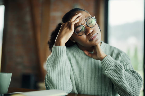young black woman having a headache at home. - tensão imagens e fotografias de stock