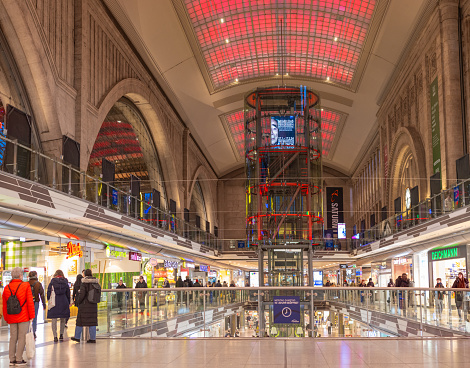 On February 13th 2024, the Leipzig Central Station and Shopping Center crowded at commuting hour.