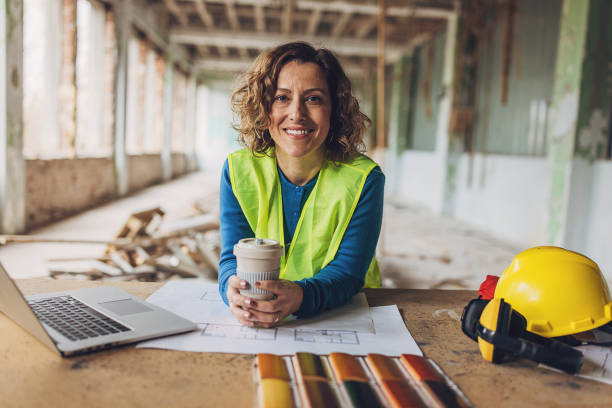 pekerja konstruksi wanita yang percaya diri di lokasi - arsitek foto potret stok, foto, & gambar bebas royalti