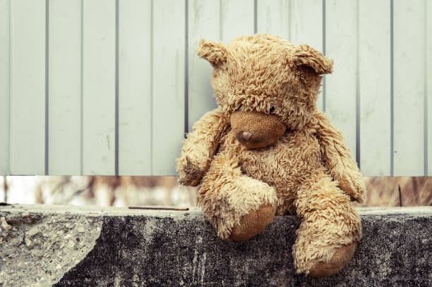 見捨てられた熊のおもちゃ、家庭内暴力、孤独、うつ病、動揺し、イライラした精神状態。概念