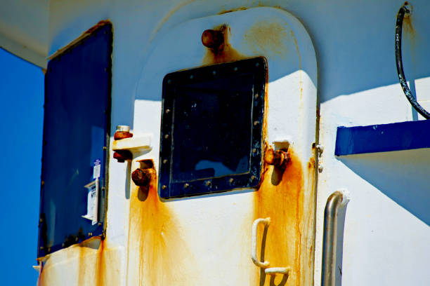 portello arrugginito della timoneria, peschereccio commerciale - vehicle door flash foto e immagini stock