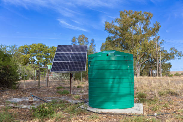el agua de pozo se bombea con energía solar. - solar power station sun water collection fotografías e imágenes de stock