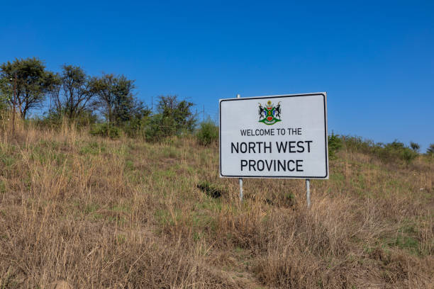 общий снимок знака «добро пожаловать в северо-западную провинцию». - north west province south africa стоковые фото и изображения