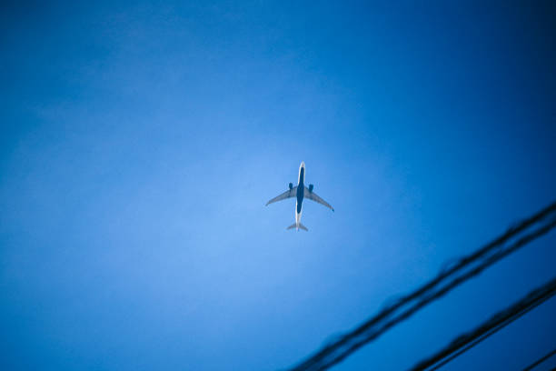 都内の住宅街上空を飛行する旅客機