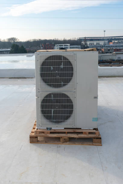 aria condizionata pronta per l'installazione. aria condizionata nuova, aria condizionata sul tetto, aria condizionata sul transpallet - industry factory refrigeration pipe foto e immagini stock