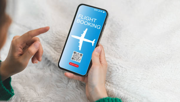 Hand hold smartphone display digital ticketing flight booking application, airplane and scannable QR code, digital travel, online booking systems and mobile check-in, planning trip and flight booking aplicación de reserva de vuelos de venta de boletos digitales con pantalla de teléfono inteligente de mano, avión y código qr escaneable, viajes digitales, sistemas de reserva en línea y check-in móvil, planificación de viajes y reserva de vuelos