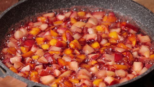 Making peach jam