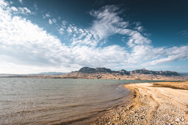 The Columbia River between the states of Oregon and Washington.