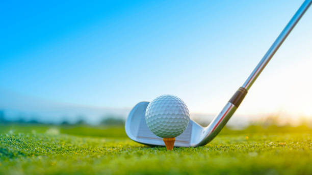 palos de golf y pelotas de golf en un césped verde en un hermoso campo de golf con sol de la mañana. - campo de golf fotografías e imágenes de stock