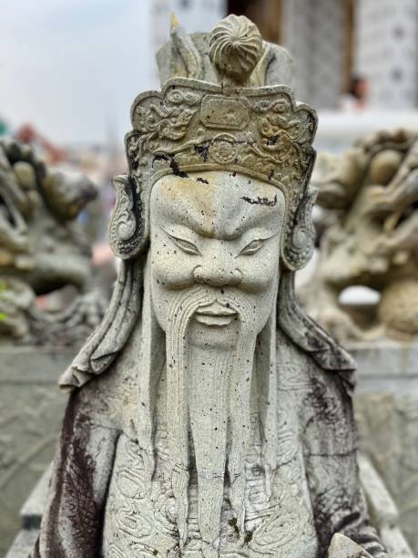 태국 방콕의 왓 아룬 사원에서 칼을 든 중국 전사 석상 - wat arun buddhism temple stone 뉴스 사진 이미지