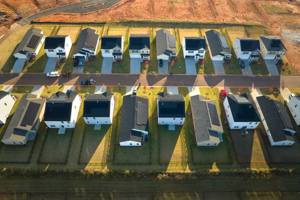 view from above of densely built residential houses in living area in south carolina. american dream homes as example of real estate development in us suburbs - housing development organized group house real estate foto e immagini stock