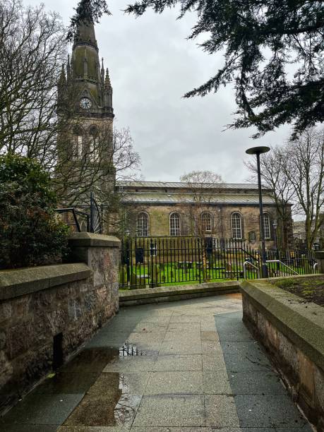 st nicholas aberdeen - uk cathedral cemetery day foto e immagini stock