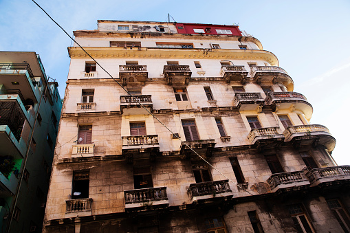 Looking up at a colonial style apartment building in old Havana