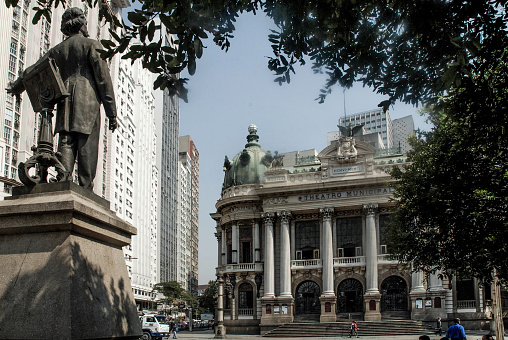 The Municipal Theater of Rio de Janeiro, opened in 1909, soon became a postcard of the city. A six-meter gold-leafed eagle sits on top of its dome, inside large works by famous painters among crystal chandeliers, marble staircases, sculptures and rich European decoration justify its eclectic style. Place of great operas, musical concerts and dance, the Municipal Theater also has its own artistic body such as its orchestra, choir and ballet. The unusual Assyrio hall impresses visitors with murals and enamel bas-reliefs inspired by ancient Babylon.