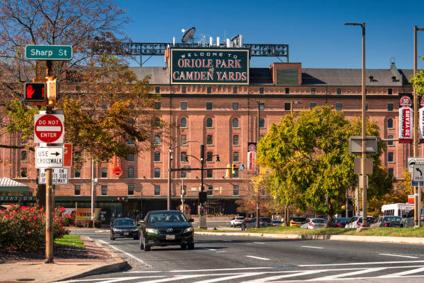 stade de baseball oriole park du centre-ville de baltimore, maryland, à camden yards - stadium baseball baseballs camden yards photos et images de collection