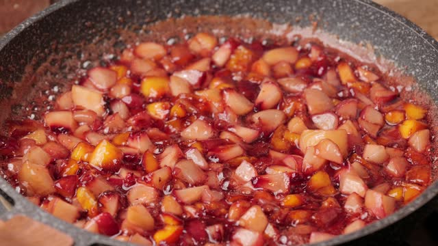 Making peach jam
