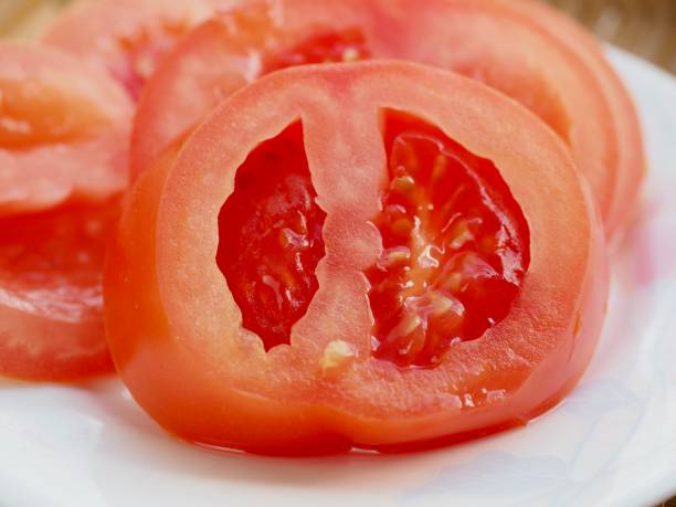 新鮮な有機野菜の赤いトマトのスライス