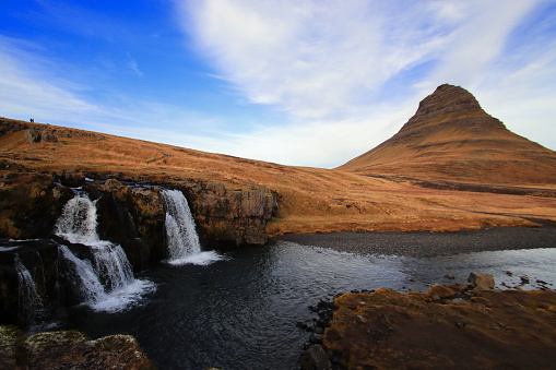 Paesaggio mozzafiato con cascata vicino alle colline di Kirkjufellsfoss e Kirkjufell in Islanda
