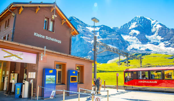 스위스 알프스와 클라이네 샤이덱(kleine scheidegg) 기차역, 스위스 융프라우요흐(jungfraujoch)로 가는 길에 있는 유명한 정류장 - jungfrau bahn 뉴스 사진 이미지