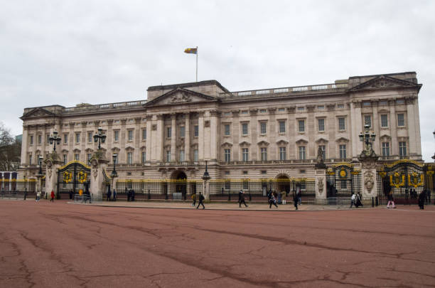 buckingham palace exterior view, london, uk - city of westminster big ben london england whitehall street stock-fotos und bilder