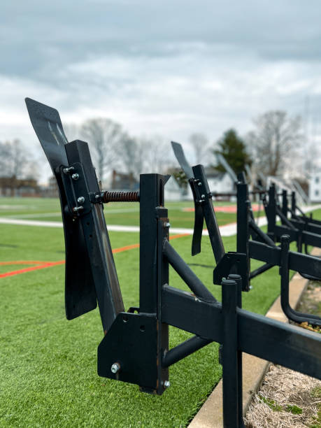 equipo de entrenamiento de fútbol americano - blocking sled fotografías e imágenes de stock