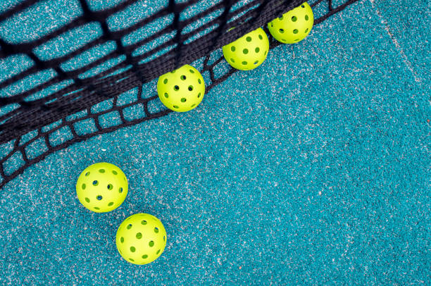 net of a blue paddle tennis court and five balls, racket sports concept - tennis baseline fun sports and fitness стоковые фото и изображения