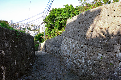 On a sunny morning in October 2020, in Shuri Kinjo Town, Naha City, Okinawa Prefecture, the beautiful old Shuri road ``Kinjo Town Stone Paved Road (Shima Sea Villa)'' continues from Shuri.